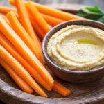 Karottensticks mit selbstgemachtem Hummus