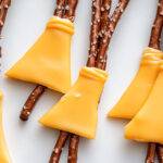 Hexenbesen aus Käse und Salzstangen