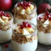 Weihnachtliche Joghurtbecher mit Granola