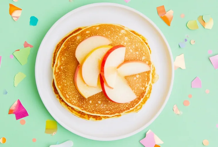 Fluffige Eierpfannkuchen mit Apfelspalten