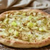 Flammkuchen mit Lauch und Schmand