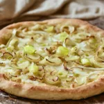 Flammkuchen mit Lauch und Schmand