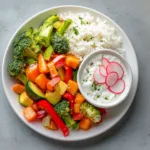 Bunte Gemüsepfanne mit Reis und Radieschen-Dip