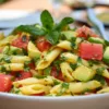 Nudelsalat mit Avocado und Melone
