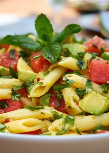 Nudelsalat mit Avocado und Melone