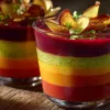 Regenbogen-Gazpacho mit knusprigen Gemüse-Chips