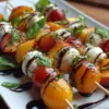 Regenbogen-Caprese-Spieße