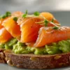 Avocado-Toast mit geräuchertem Lachs