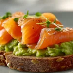 Avocado-Toast mit geräuchertem Lachs