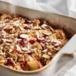Apfel-Cranberry-Quinoa-Auflauf mit Mandel-Topping