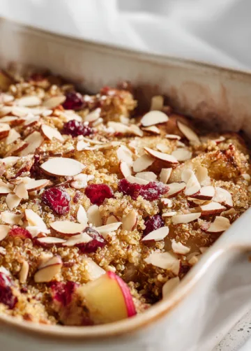 Apfel-Cranberry-Quinoa-Auflauf mit Mandel-Topping