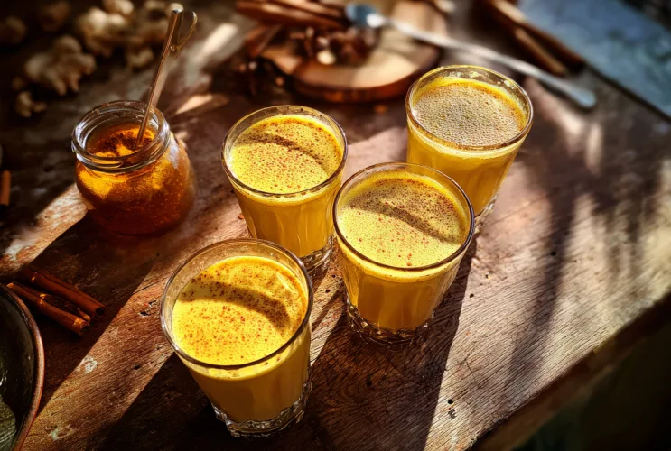 Goldene Milch mit Honig und Zimt